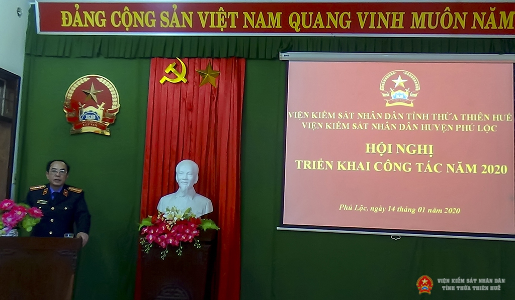 Đồng chí Lại Đình Hùng - Ủy viên Ban cán sự đảng - Phó Viện trưởng Viện kiểm sát nhân dân tỉnh Thừa Thiên Huế phát biểu chỉ đạo Hội nghị.