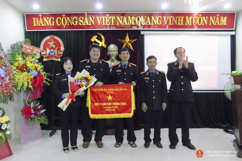 Đồng chí Lại Đình Hùng – Ủy viên Ban cán sự Đảng, Phó Viện trưởng Viện kiểm sát nhân dân tỉnh Thừa Thiên Huế trao cờ thi đua cho tập thể lãnh đạo VKSND TP Huế