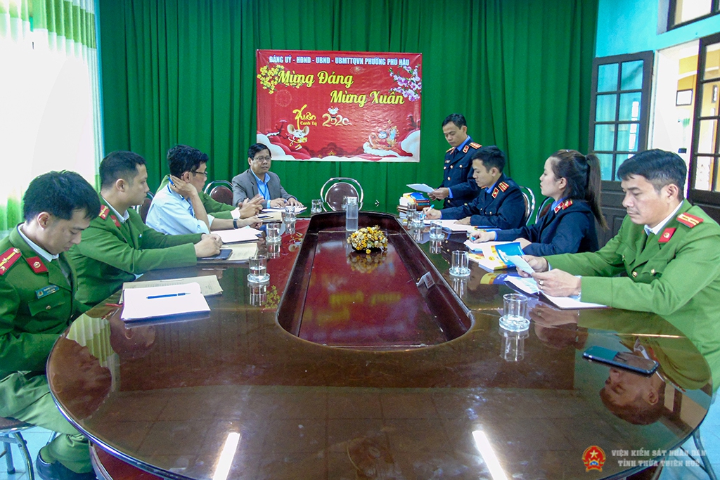 Đồng chí Tạ Đình Thành – Phó Viện trưởng VKSND Thành phố Huế công bố Quyết định trực tiếp kiểm sát