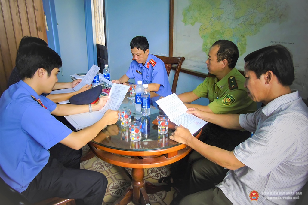 Đoàn kiểm sát trực tiếp đang làm việc với Hạt kiểm lâm Thị xã Hương Trà