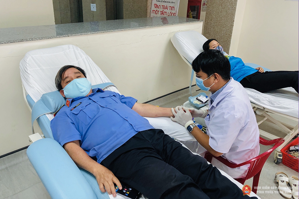 Công chức, người lao động VKSND tỉnh Thừa Thiên Huế đủ điều kiện sức khoẻ được đội ngũ y bác sĩ lấy máu