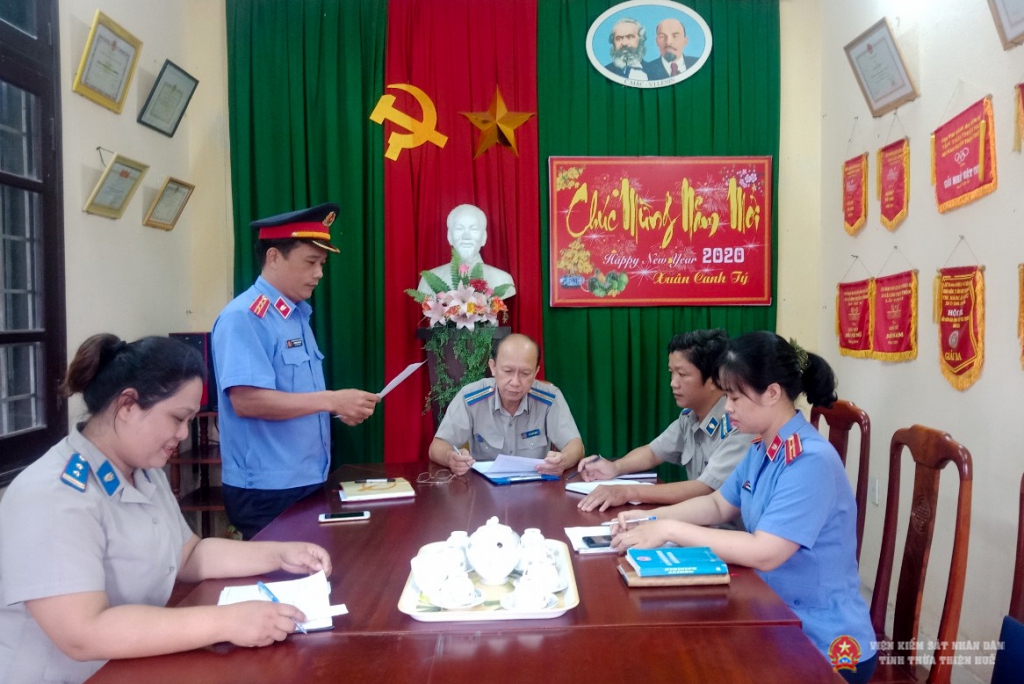 Đồng chí Nguyễn Văn Luận - Phó Viện trưởng, Trưởng đoàn kiểm sát thông qua quyết định, kế hoạch kiểm sát