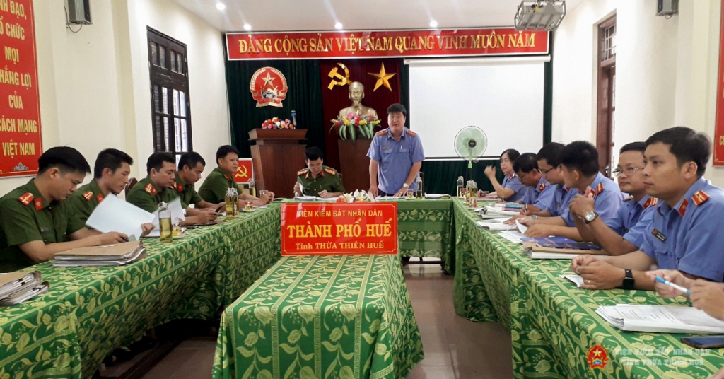 Đ/c Nguyễn Trung Kiên – Thành ủy viên - Viện trưởng VKSND thành phố Huế phát biểu khai mạc cuộc họp