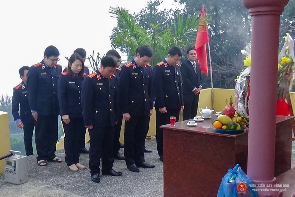 Cán bộ, công chức dâng hương tại Nghĩa trang liệt sỹ huyện.