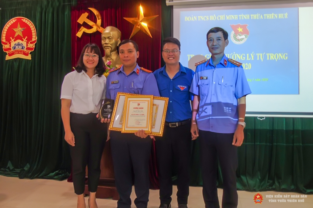 Đồng chí Nguyễn Ngọc Hiếu (Chi đoàn VKSND Thành phố Huế) nhận giải thưởng Lý Tự Trọng