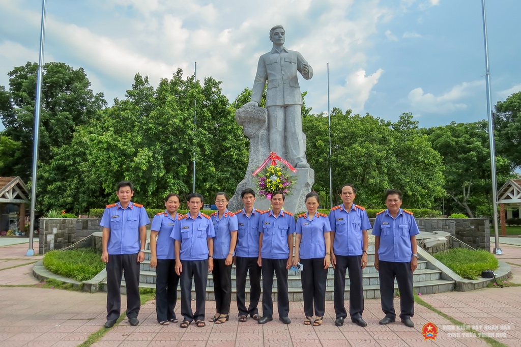Trước Tượng đài Đại tướng Nguyễn Chí Thanh tại Thị trấn Sịa, huyện Quảng Điền.