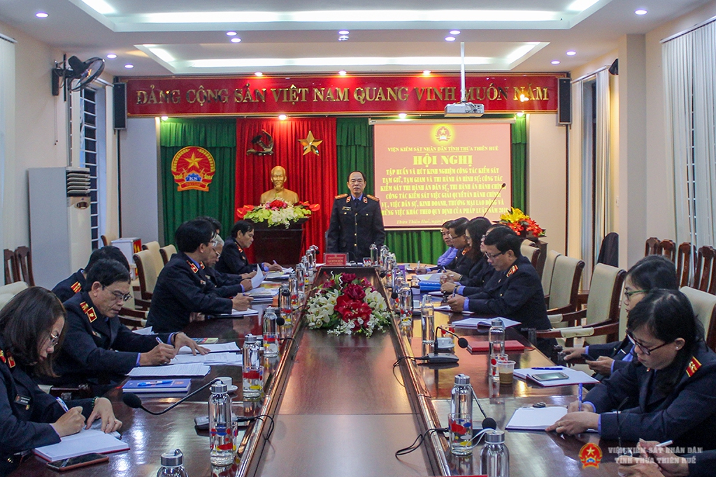 Đồng chí Lại Đình Hùng, Phó Viện trưởng VKSND tỉnh phát biểu chỉ đạo tại Hội nghị