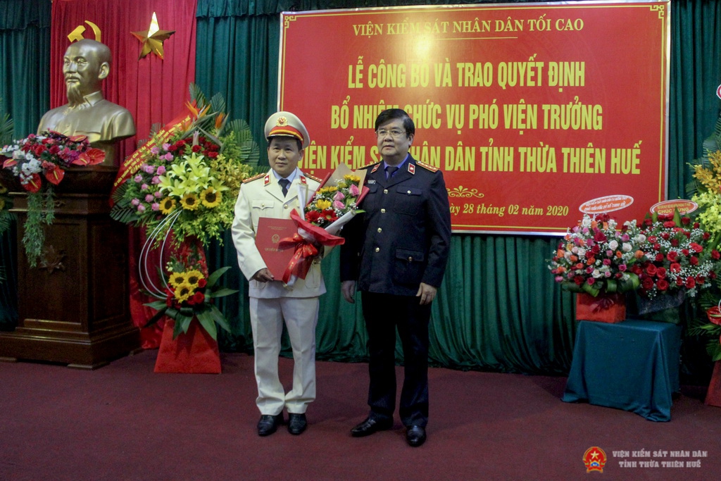 Đồng chí Nguyễn Văn Minh, Phó Vụ trưởng Vụ Tổ chức cán bộ Viện kiểm sát nhân dân tối cao trao Quyết định bổ nhiệm cho đồng chí Hồ Thanh Hải