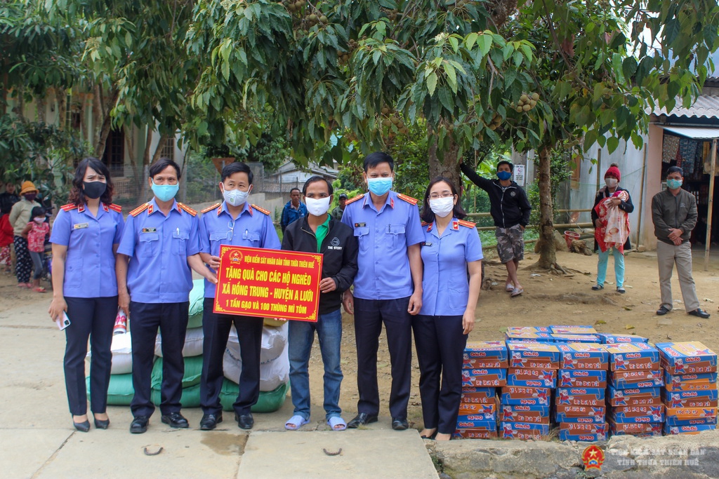 Đồng chí Hồ Thanh Hải, Phó viện trưởng VKSND tỉnh Thừa Thiên Huế đại diện cho cán bộ, công chức của đơn vị tặng quà hỗ trợ cho các hộ gia đình nghèo thuộc xã Trung Sơn huyện A Lưới