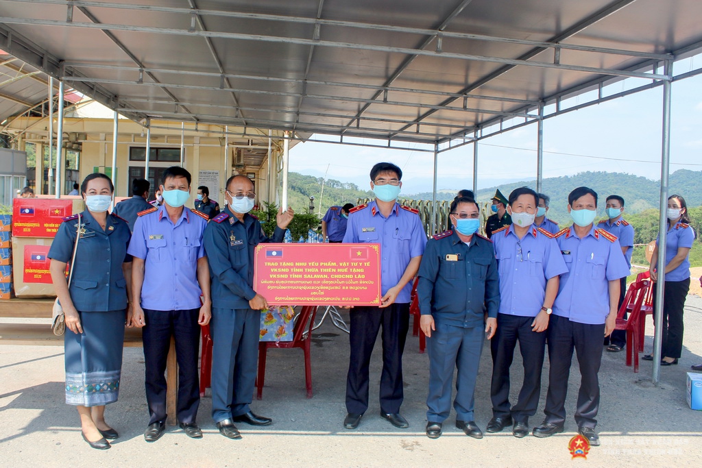 Đồng chí Nguyễn Thanh Hải, Bí thư Ban cán sự, Viện trưởng VKSND tỉnh Thừa Thiên Huế trao tặng nhu yếu phẩm và vật tư y tế