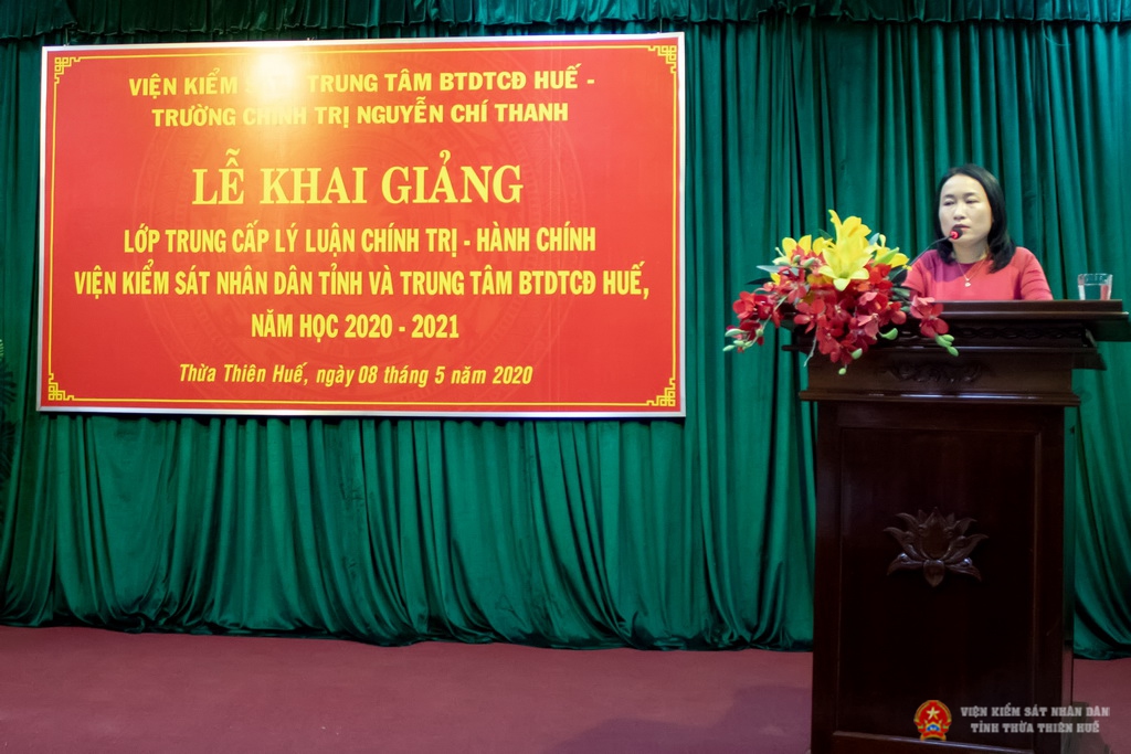 Đồng chí Nguyễn Thị Châu - Phó Hiệu trưởng Trường chính trị Nguyễn Chí Thanh phát biểu Khai giảng lớp học