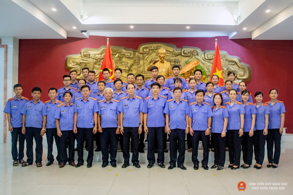 Đoàn đại biểu cán bộ, công chức VKSND tỉnh Thừa Thiên Huế chụp ảnh lưu niệm trước tượng đài Chủ tịch Hồ Chí Minh