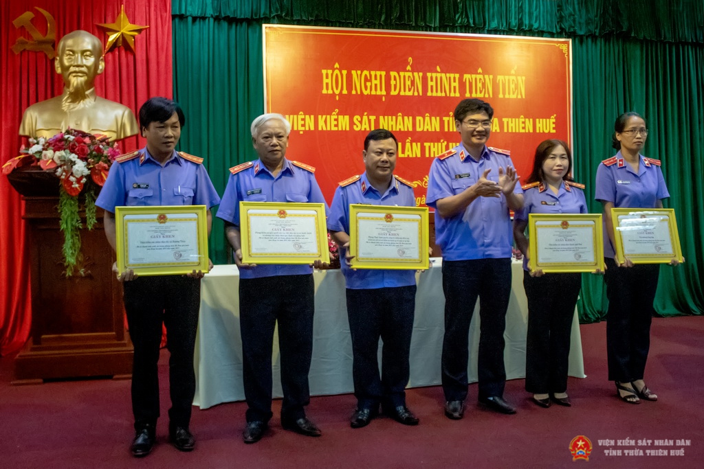 Đồng chí Nguyễn Thanh Hải, Tỉnh ủy viên, Bí thư Bán cán sự, Viện trưởng VKSND tỉnh tặng Giấy khen cho các tập thể có thành tích xuất sắc trong phong trào thi đua giai đoạn 2014 - 2019