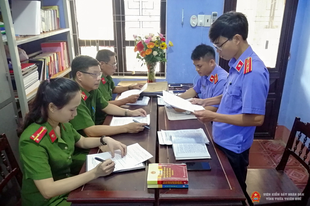 Đồng chí Lê Thúc Tài – Phó Viện trưởng VKSND huyện Nam Đông, Trưởng đoàn, công bố Quyết định trực tiếp kiểm sát.