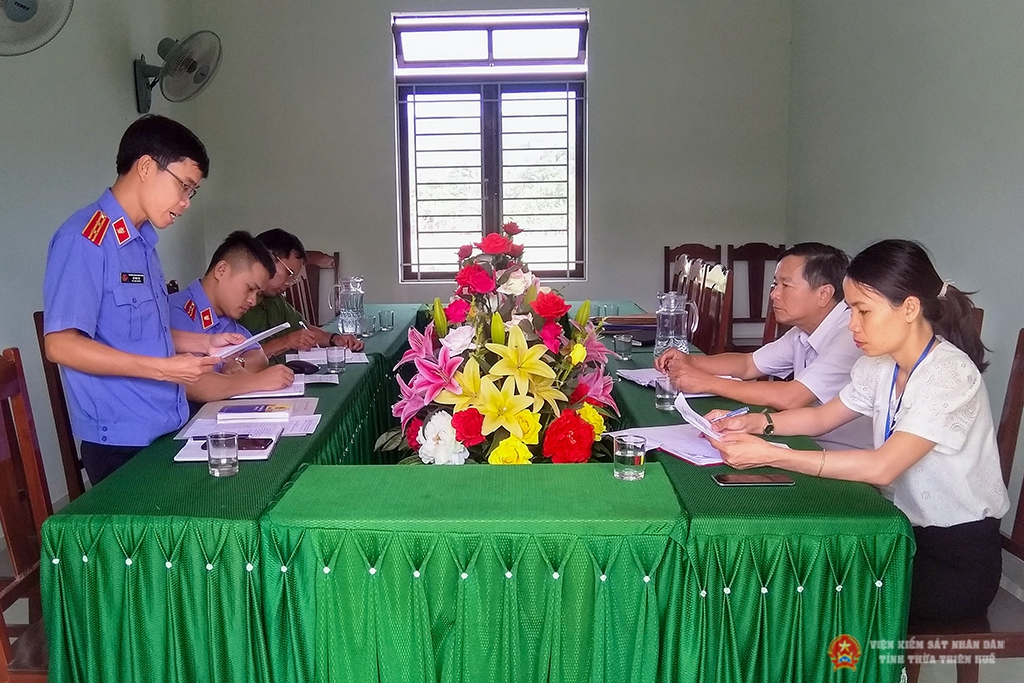 Đồng chí Lê Thúc Tài – Phó Viện trưởng VKSND huyện Nam Đông, Trưởng đoàn, công bố Quyết định trực tiếp kiểm sát.