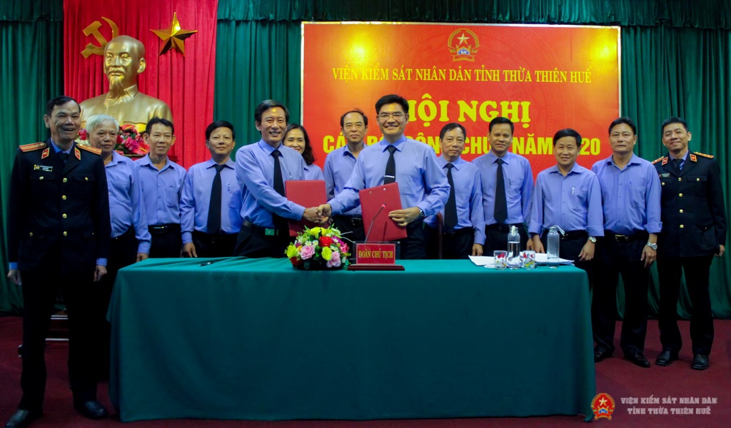 Đồng chí Hà Văn Thanh và đồng chí Nguyễn Thanh Hải ký kết giao ước thi đua năm 2020