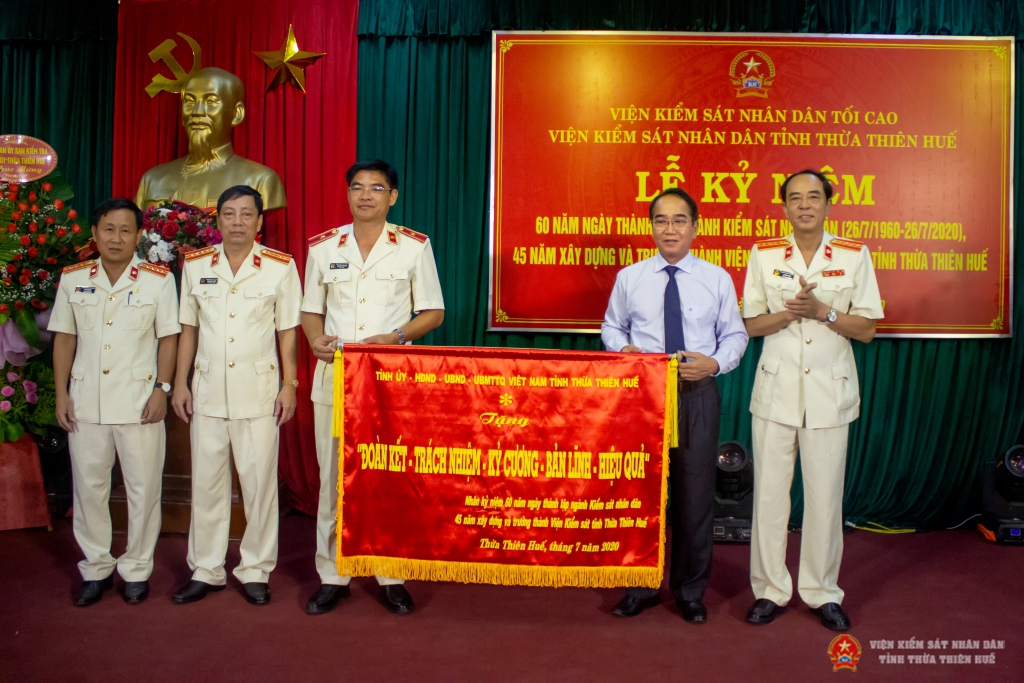Tỉnh uỷ, HĐND, UBND, UBMTTQVN tỉnh trao tặng bức trướng với 10 chữ vàng “ĐOÀN KẾT - TRÁCH NHIỆM - KỶ CƯƠNG - BẢN LĨNH - HIỆU QUẢ” cho ngành Kiểm sát nhân dân tỉnh Thừa Thiên Huế.