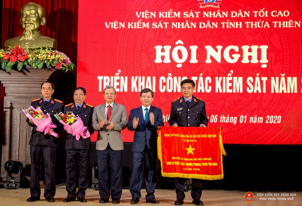 Tập thể Lãnh đạo Viện kiểm sát nhân dân tỉnh Thừa Thiên Huế nhận Cờ thi đua của chính Phủ