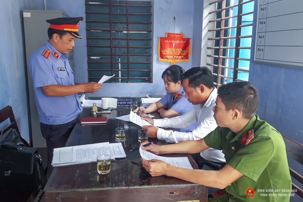 Đoàn kiểm sát trực tiếp tại UBND các xã, phường của thị xã Hương Trà
