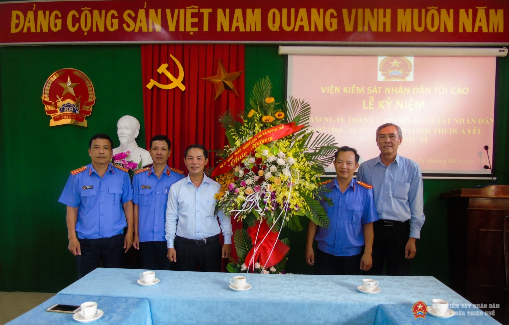 Đ/c Nguyễn Tài Tuệ tặng lẵng hoa chúc mừng VKSND thị xã Hương Trà