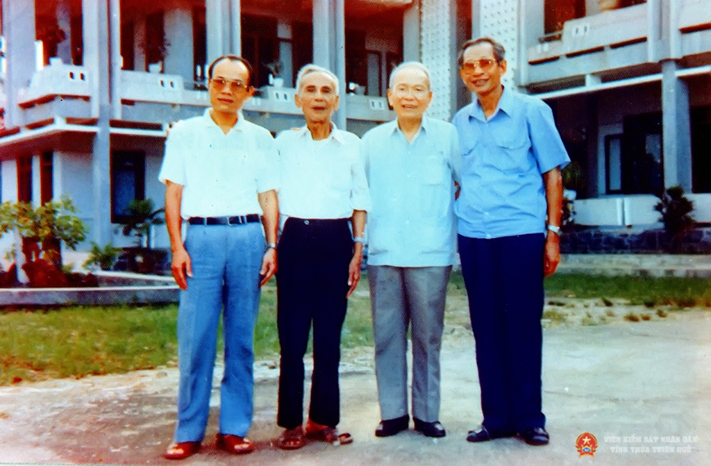 Các đồng chí Lãnh đạo Viện tỉnh qua các thời kỳ chụp ảnh lưu niệm (năm 1993)
