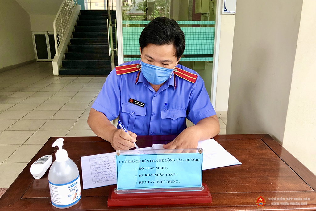 Cán bộ phụ trách vào sổ theo dõi khách đến liên hệ công tác tại Viện kiểm sát nhân dân tỉnh Thừa Thiên Huế.