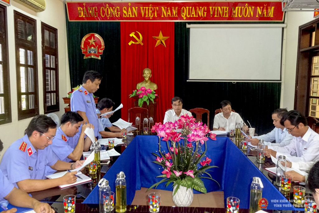 Đồng chí Phan Văn Hải - Phó trưởng ban Nội chính Tỉnh ủy làm việc tại Cấp ủy, VKSND huyện Phong Điền.