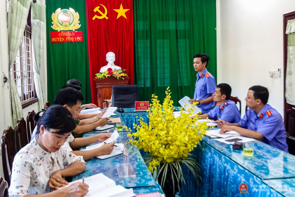 Đồng chí Phan Lộc Linh - Viện trưởng VKSND huyện Phú Lộc công bố Kết luận trực tiếp kiểm sát.