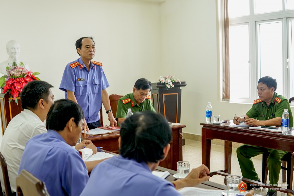 Đồng chí Lại Đình Hùng, Phó Viện trưởng Viện KSND tỉnh, Trưởng đoàn kiểm tra, giám sát kết luận tại buổi làm việc.