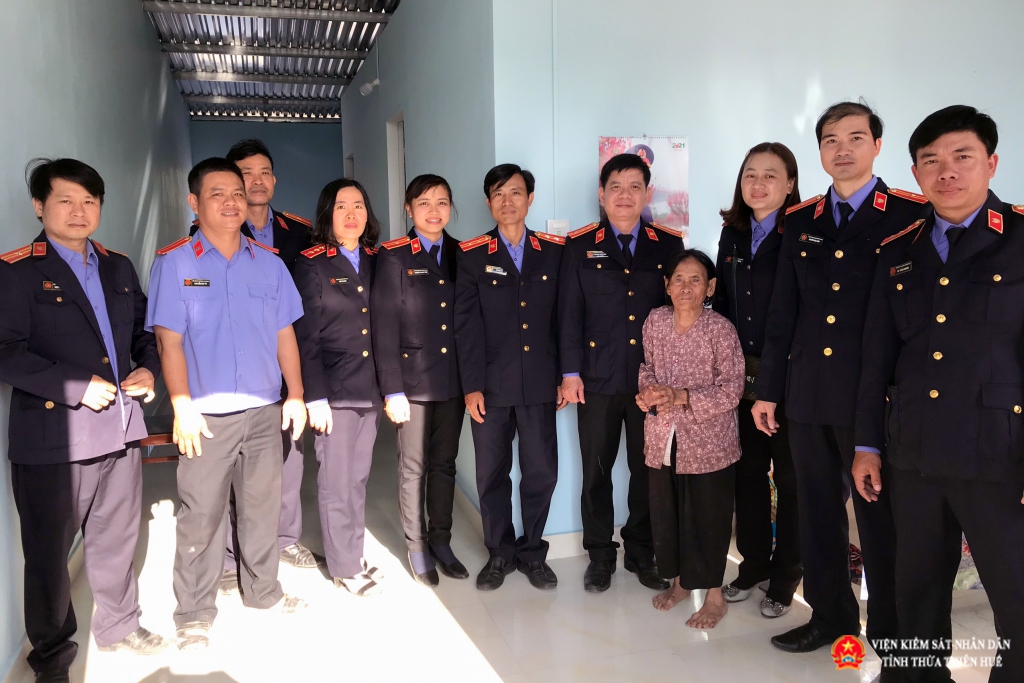 Cán bộ, công chức VKSND huyện Phú Vang đến thăm Mệ Hồ Thị Phàn