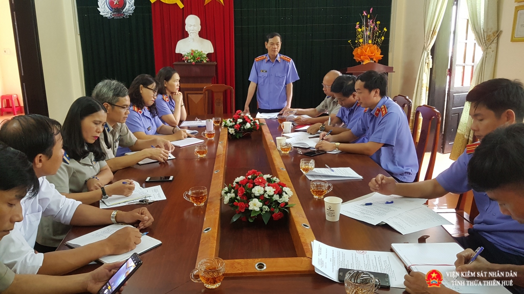 Đồng chí Lê Văn Bình, Trưởng Phòng 8 Viện kiểm sát nhân dân tỉnh Thừa Thiên Huế kết luận tại buổi kiểm sát