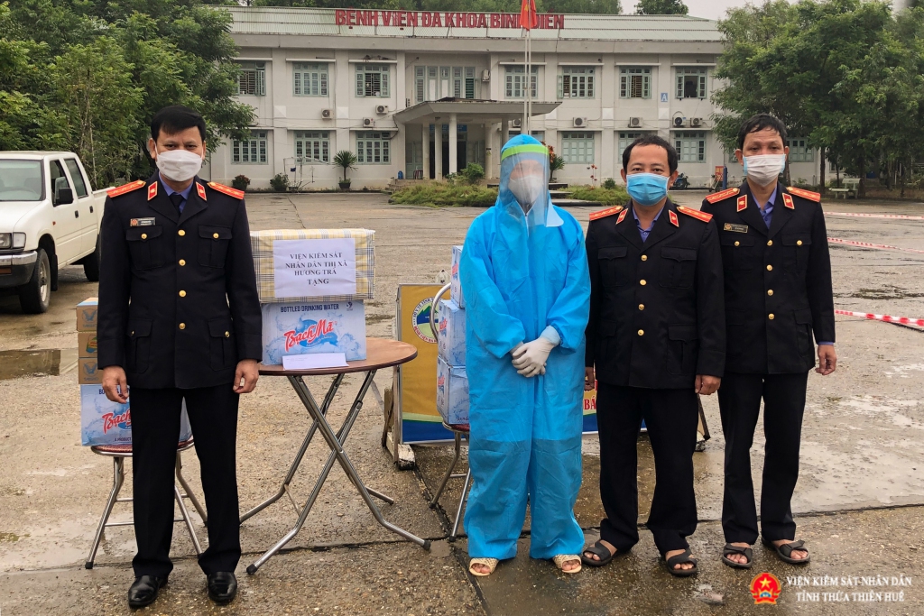 Viện kiểm sát nhân dân tỉnh Thừa Thiên Huế thăm tặng quà cho Bệnh viện đa khoa Bình Điền
