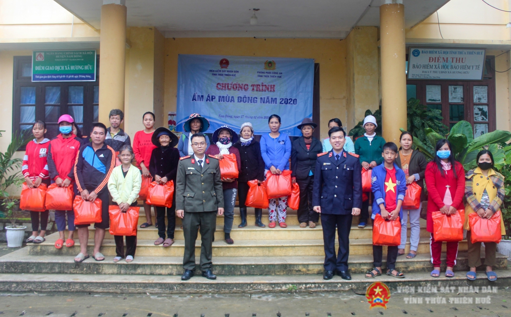 Trao tặng áo ấm và chăn ấm cho bà con nhân dân và  các em học sinh tại huyện Nam Đông