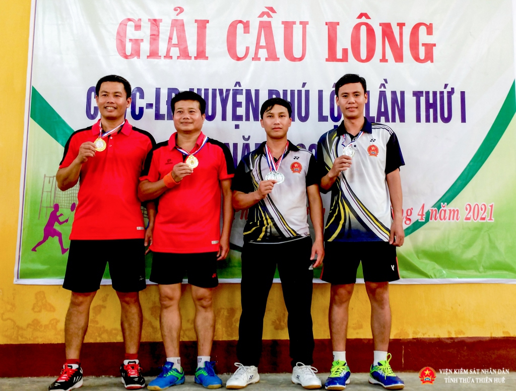 Các vận động viên Viện KSND huyện Phú Lộc nhận huy chương (cặp bên phải ảnh)