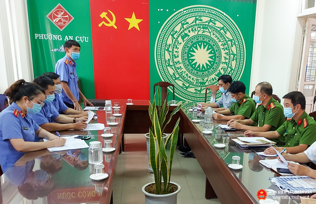 Đồng chí Hà Viết Sơn, Phó Viện trưởng, Trưởng đoàn công bố Quyết định và Kế hoạch trực tiếp kiểm sát tại Phường An Cựu