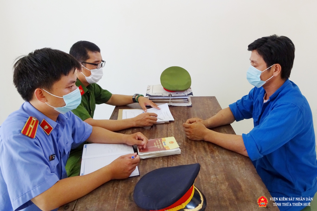 Kiểm sát viên tham gia lấy lời khai đối với Nguyễn Bảo Quốc