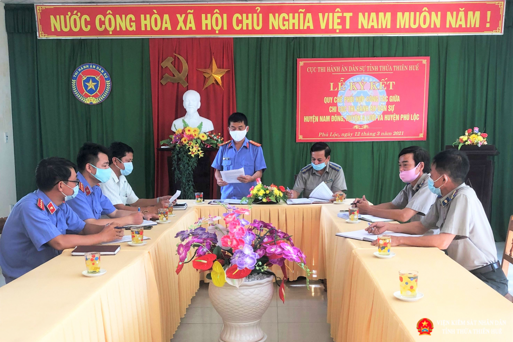Ông Nguyễn Thạnh, Phó Viện trưởng Viện kiểm sát nhân dân huyện Phú Lộc công bố Kết luận trực tiếp kiểm sát.