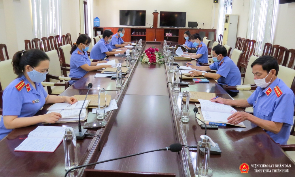 Viện kiểm sát nhân dân tỉnh Thừa Thiên Huế đang kiểm sát các hồ sơ đề nghị đặc xá