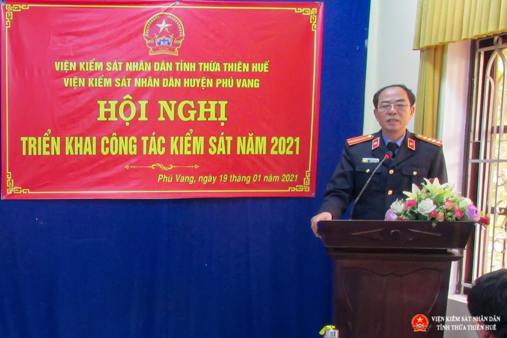 Đồng chí Lại Đình Hùng – Uỷ viên ban cán sự Đảng, Phó Viện trưởng VKSND tỉnh Thừa Thiên Huế phát biểu tại Hội nghị.