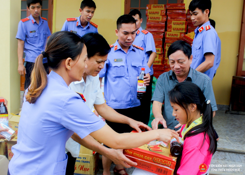 Cán bộ, công chức VKSND tỉnh Thừa Thiên Huế tặng quà hỗ trợ dân trong mùa bão lũ năm 2020