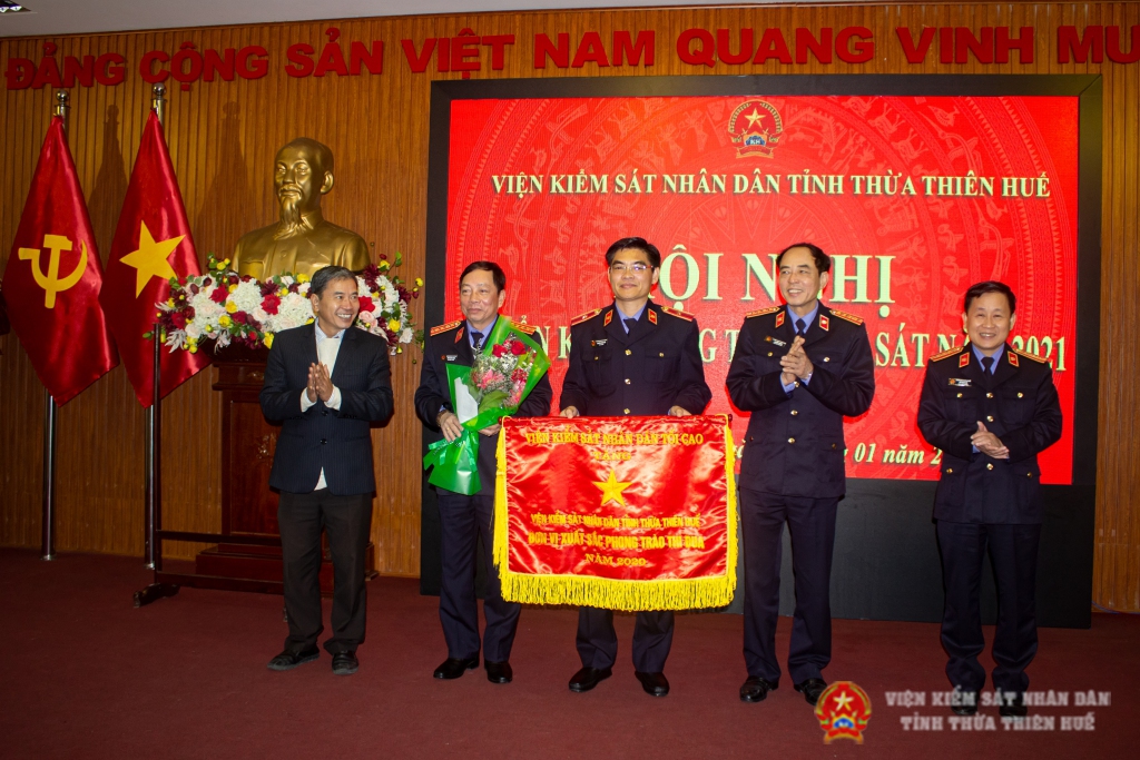 Viện kiểm sát nhân dân tỉnh Thừa Thiên Huế nhận Cờ thi đua ngành Kiểm sát nhân dân năm 2021