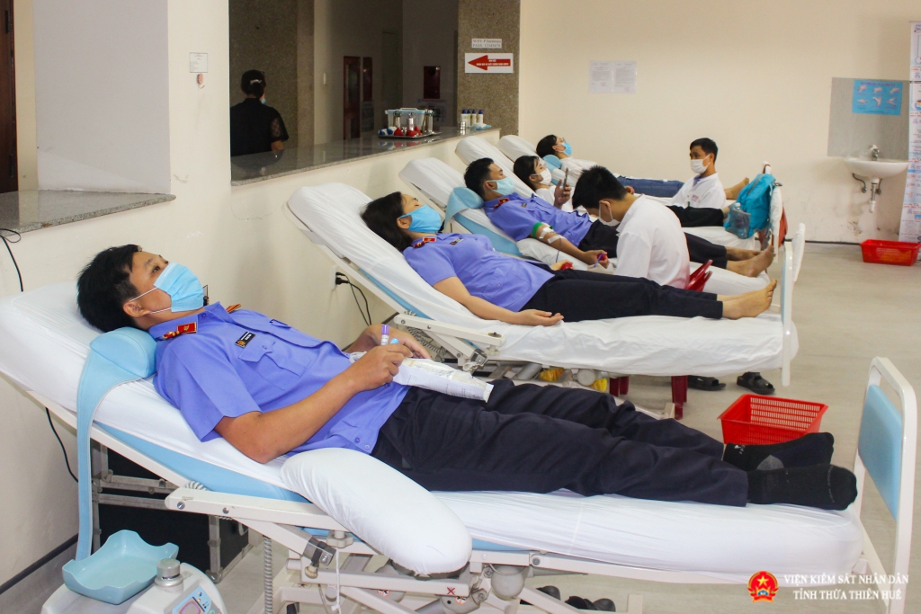 Đoàn viên Công đoàn cơ sở Viện kiểm sát nhân dân tỉnh Thừa Thiên Huế tham gia hiến máu tình nguyện