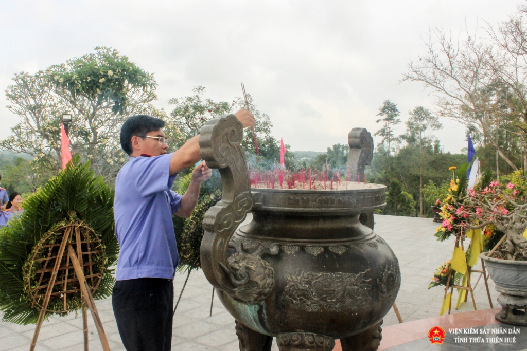 Đồng chí Nguyễn Thanh Hải, Tỉnh ủy viên, Viện trưởng Viện kiểm sát nhân dân tỉnh Thừa Thiên Huế thắp hương trước Đài tưởng niệm