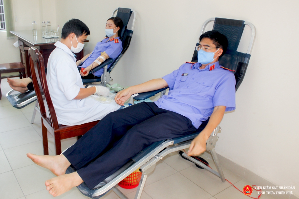 Đồng chí Nguyễn Thanh Hải, Viện trưởng Viện kiểm sát nhân dân tỉnh Thừa Thiên Huế tham gia hiến máu tình nguyện