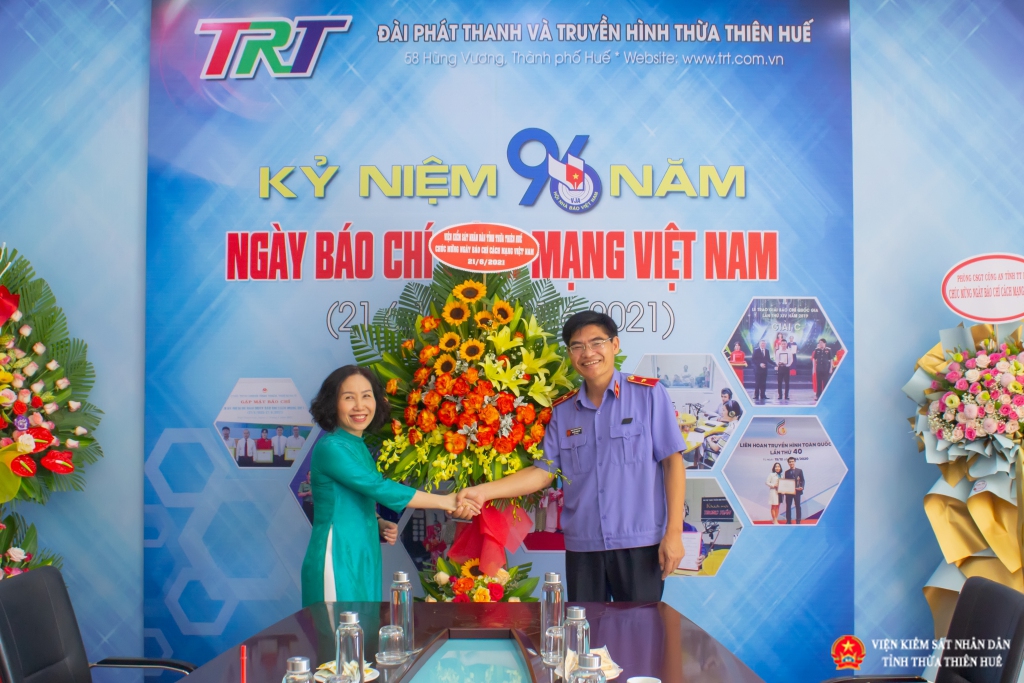 Đồng chí Nguyễn Thanh Hải tặng hoa chúc mừng Đài Phát thanh và Truyền hình tỉnh Thừa Thiên Huế