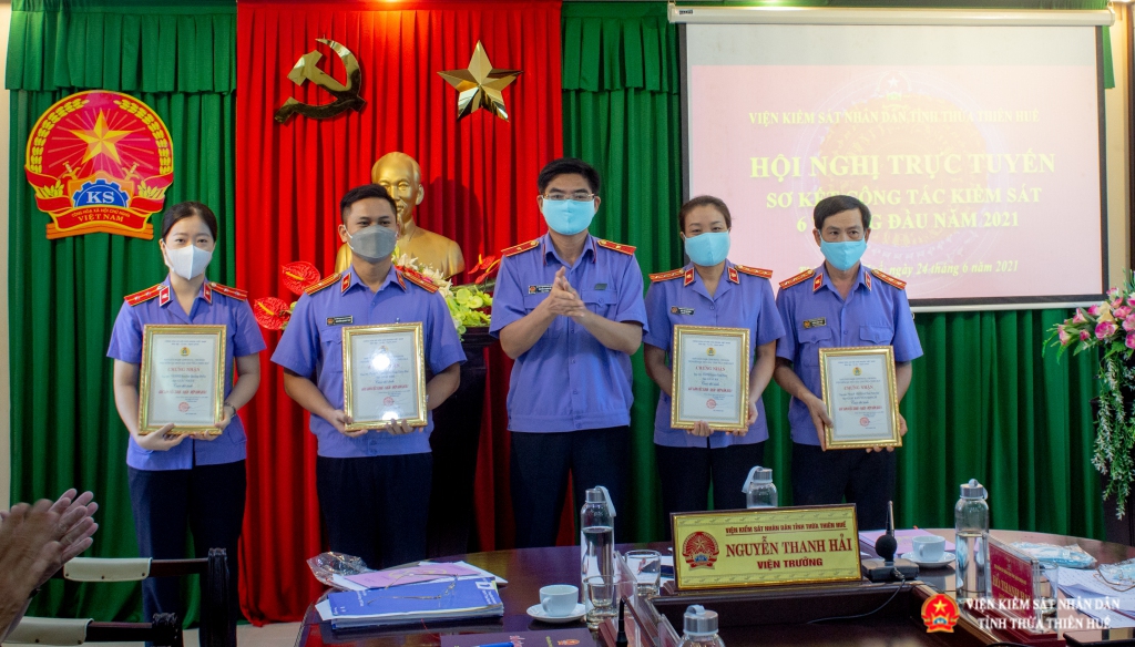 Đồng chí Nguyễn Thanh Hải, Tỉnh ủy viên, Viện trưởng Viện kiểm sát nhân dân tỉnh Thừa Thiên Huế trao chứng nhận cho các tập thể đạt giải trong cuộc thi