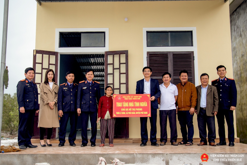 Viện KSND tỉnh Thừa Thiên Huế trao nhà tình nghĩa cho bà Hồ Thị Phàn ở Thôn Lê Bình, xã Phú Xuân, huyện Phú Vang.