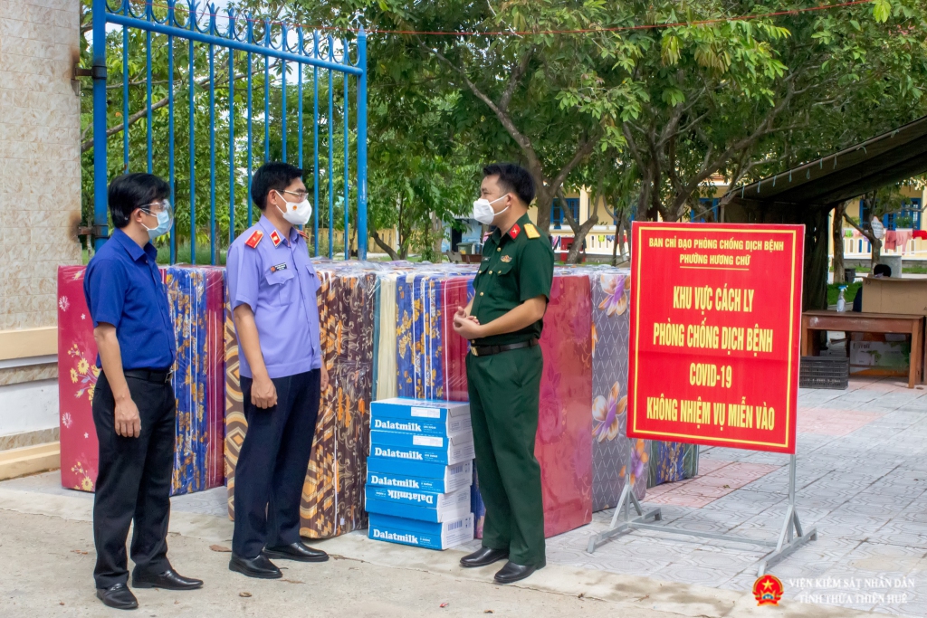 Trao 70 tấm nệm cùng 5 thùng sữa cho 70 học sinh đang cách ly y tế tại trường Tiểu dọc số 1 Hương Chữ 