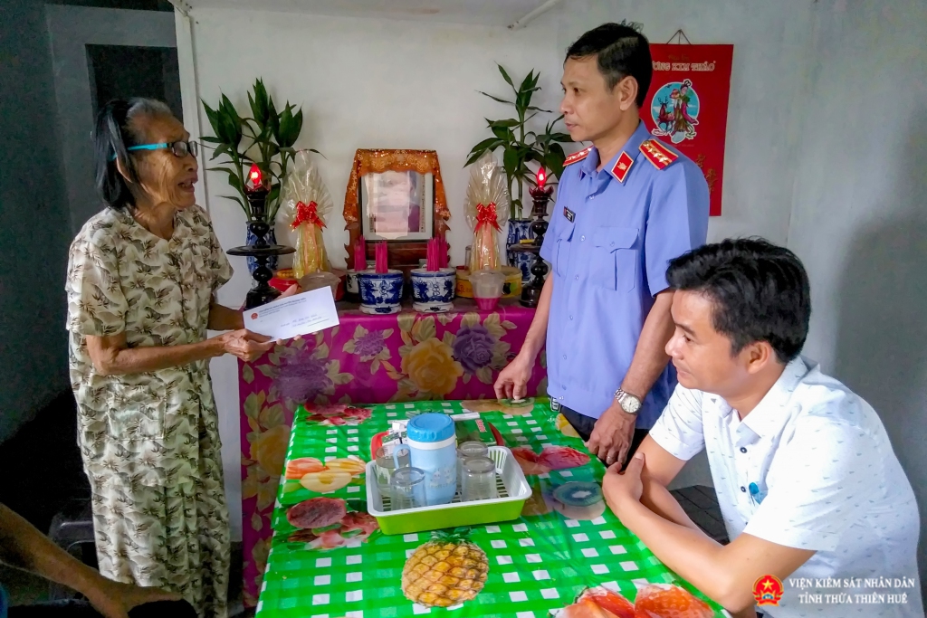 Đồng chí Hồ Văn Trúc, Viện trưởng VKSND huyện Quảng Điền trao tặng quà cho mẹ Đoàn Thị Chắc