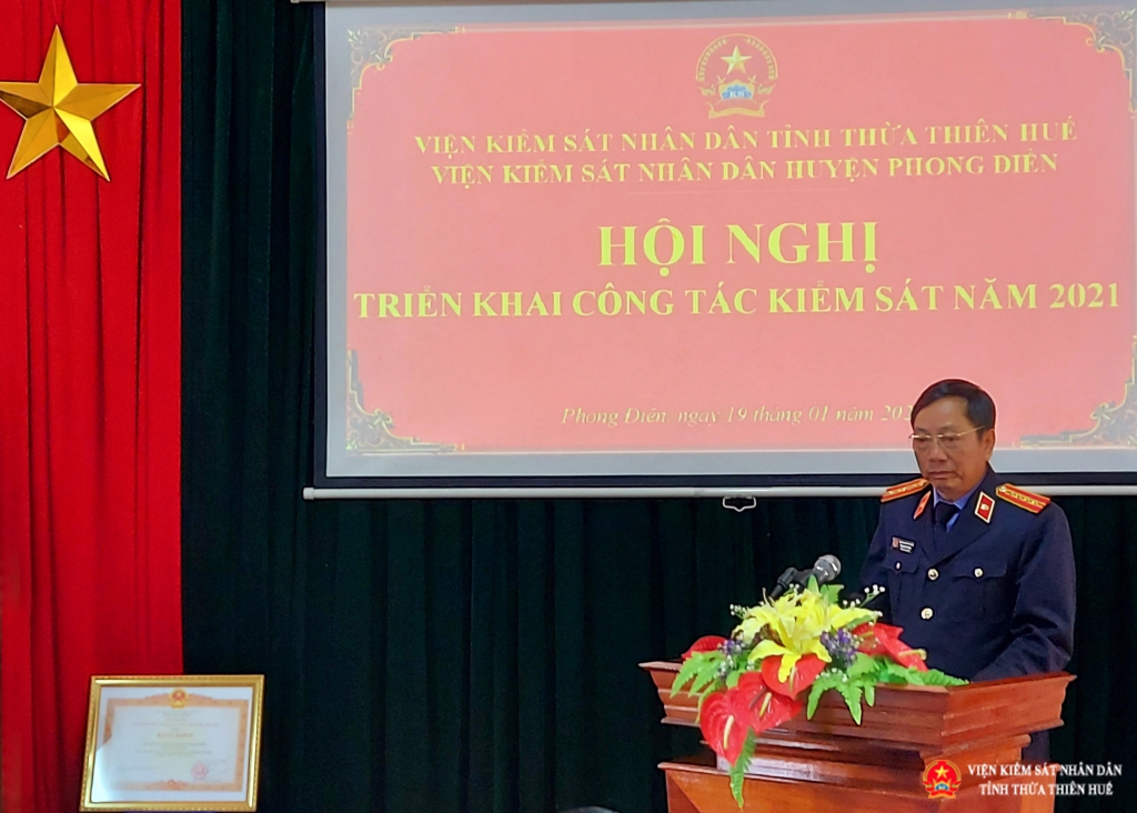 Đồng chí Trần Nhơn Vượng - Ủy viên Ban cán sự Đảng, Phó Viện trưởng VKSND tỉnh Thừa Thiên Huế phát biểu tại Hội nghị